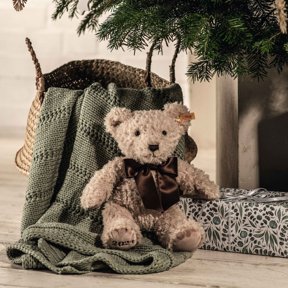 Cosy Year Bear 2024, 34cm, Steiff säljs på Nalleriet.se